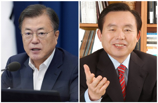 문재인 대통령(왼쪽)과 이인제 전 국회의원. 연합뉴스